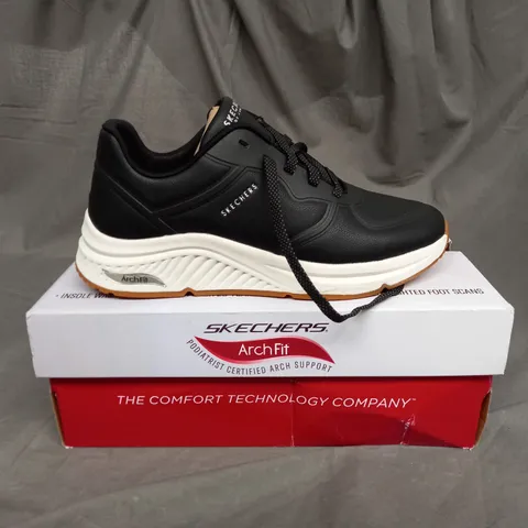 SKECHERS TRAINER IN BLACK SIZE 6
