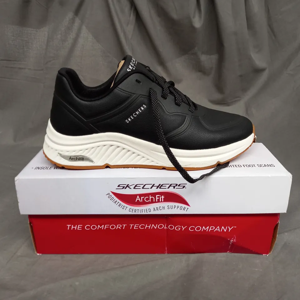 SKECHERS TRAINER IN BLACK SIZE 6