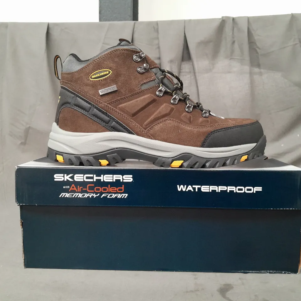 BOXED PAIR OF SKECHERS WATERPROOF ANKLE BOOTS IN BROWN UK SIZE 10.5