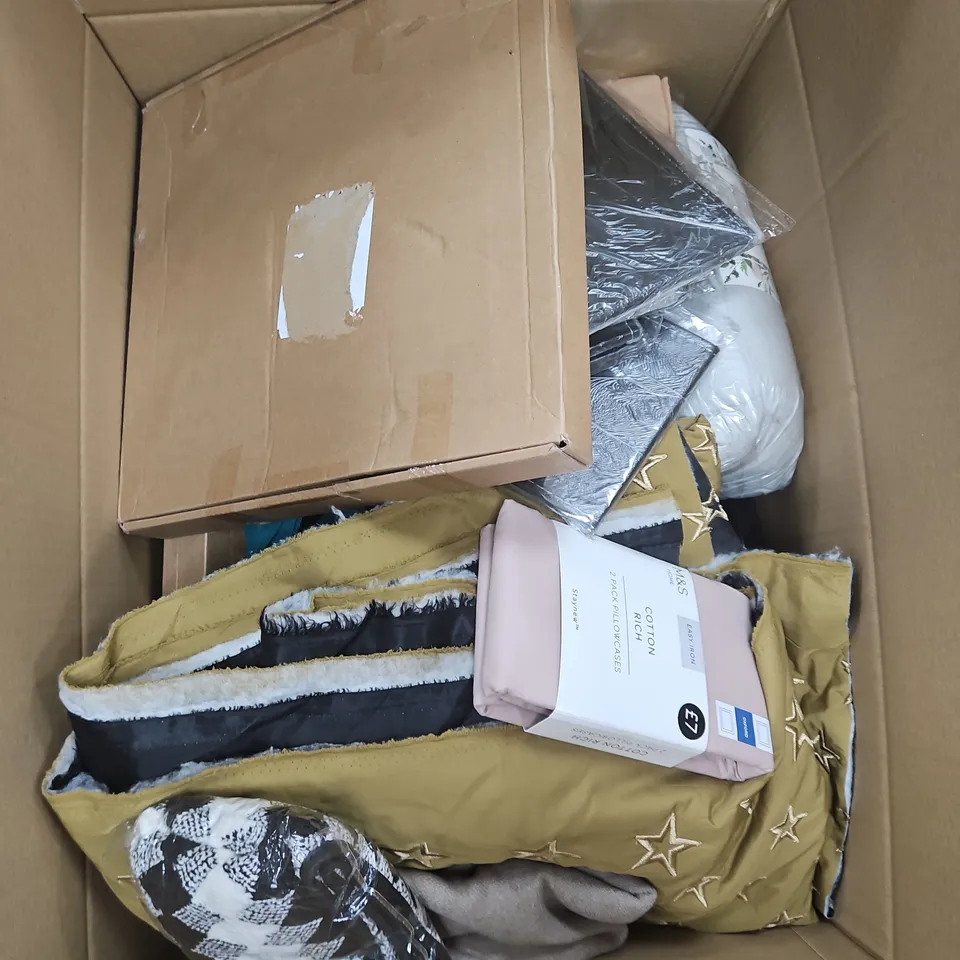 BOX OF APPROXIMATELY 15 ASSORTED HOUSEHOLD ITEMS TO INCLUDE TEA TOWELS, PILLOWCASES AND CLOTHING ITEMS 