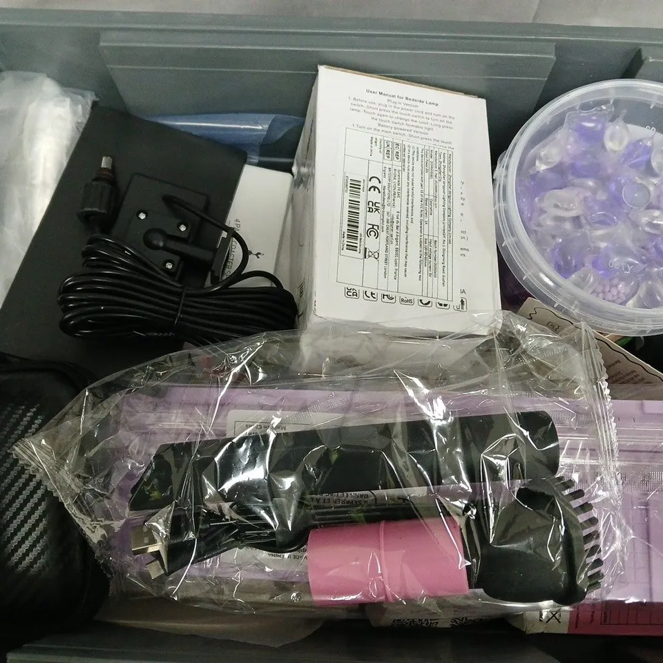 APPROXIMATELY 15 ASSORTED HOUSEHOLD ITEMS TO INCLUDE SPURS COASTERS, SNEAKER WIPES, ALL IN 1 LAUNDRY HEADS, ETC