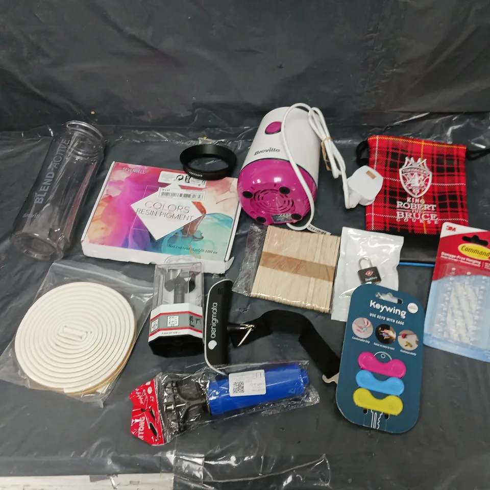 BOX OF APPROXIMATELY 8 ASSORTED ITEMS TO INCLUDE - BOSCH 40MM, COLOUR RESIN PIGMENT, AND KEYWING ETC. 