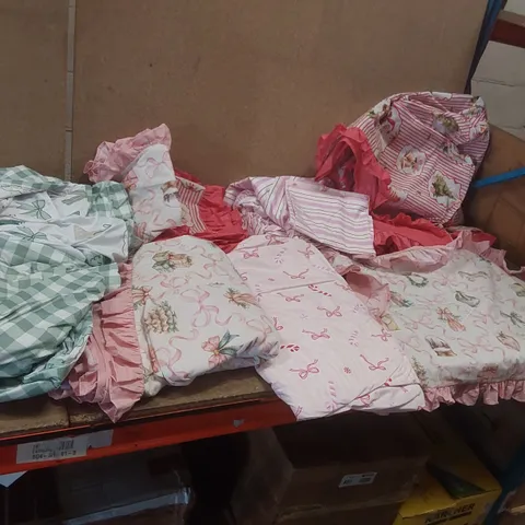 BOX CONTAINING A VERY LARGE QUANTITY OF ASSORTED BEDDING ITEMS