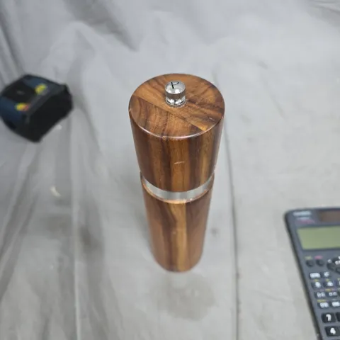 TOTE OF APPROXIMATELY 15 ASSORTED ITEMS TO INCLUDE: PEPPER MILL AND CASIO CALCULATOR 