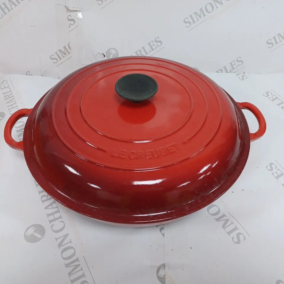 BOXED LE CREUSET ENAMELLED CAST IRON SIGNATURE CASSEROLE DISH 3.5L ORANGE/RED