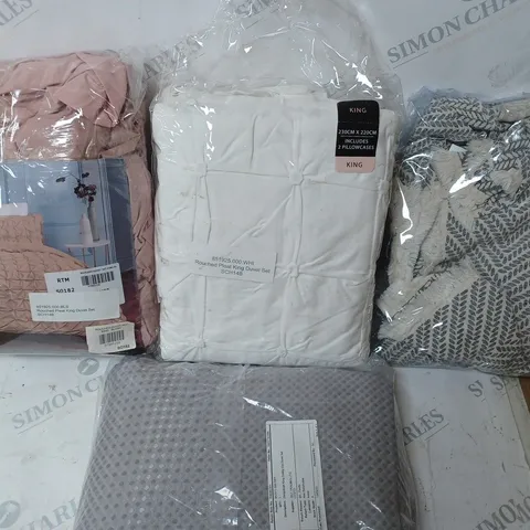 BOX OF APPROX. 20 ASSORTED BEDROOM ITEMS TO INCLUDE - EARLYS OF WITNEY COTTON THROW - UNBRANDED PLEAT KING DUVET SET KING SIZE - SLEEPDOWN FINEST PLEAT KING DUVET SET ECT