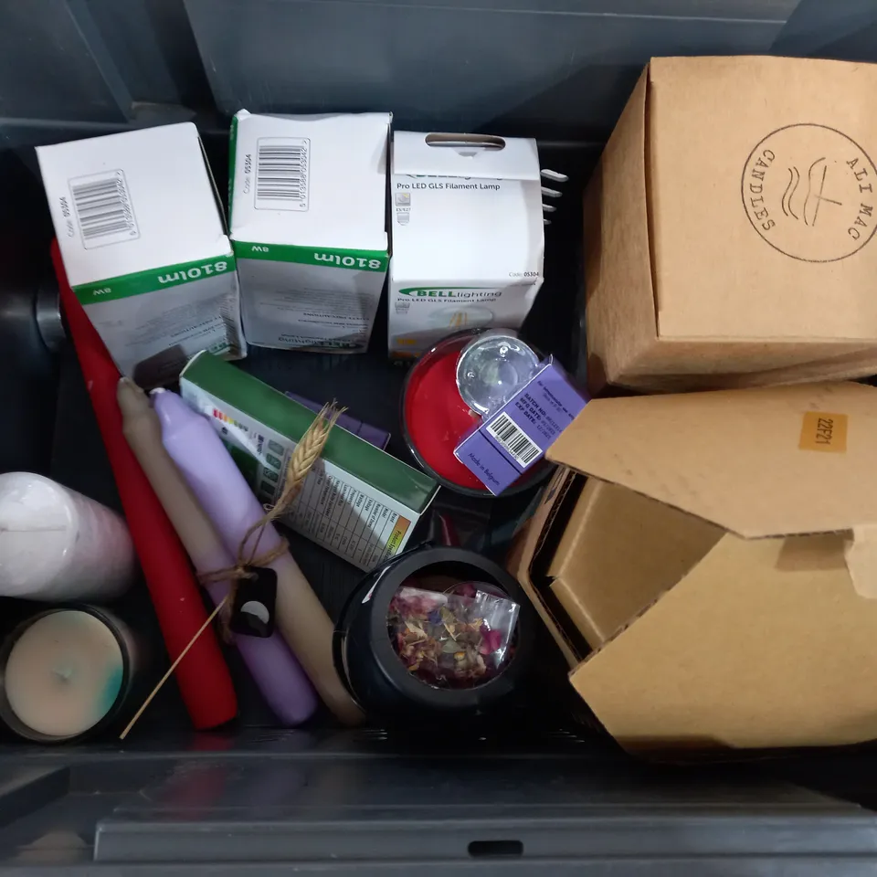 BOX OF APPROXIMATELY 9ASSORTED ITEMS TO INCLUDE - 20 TEA LIGHTS - CAKE CANDLE 30 FOR BIRTHDAY - WINTER CANDLE ECT