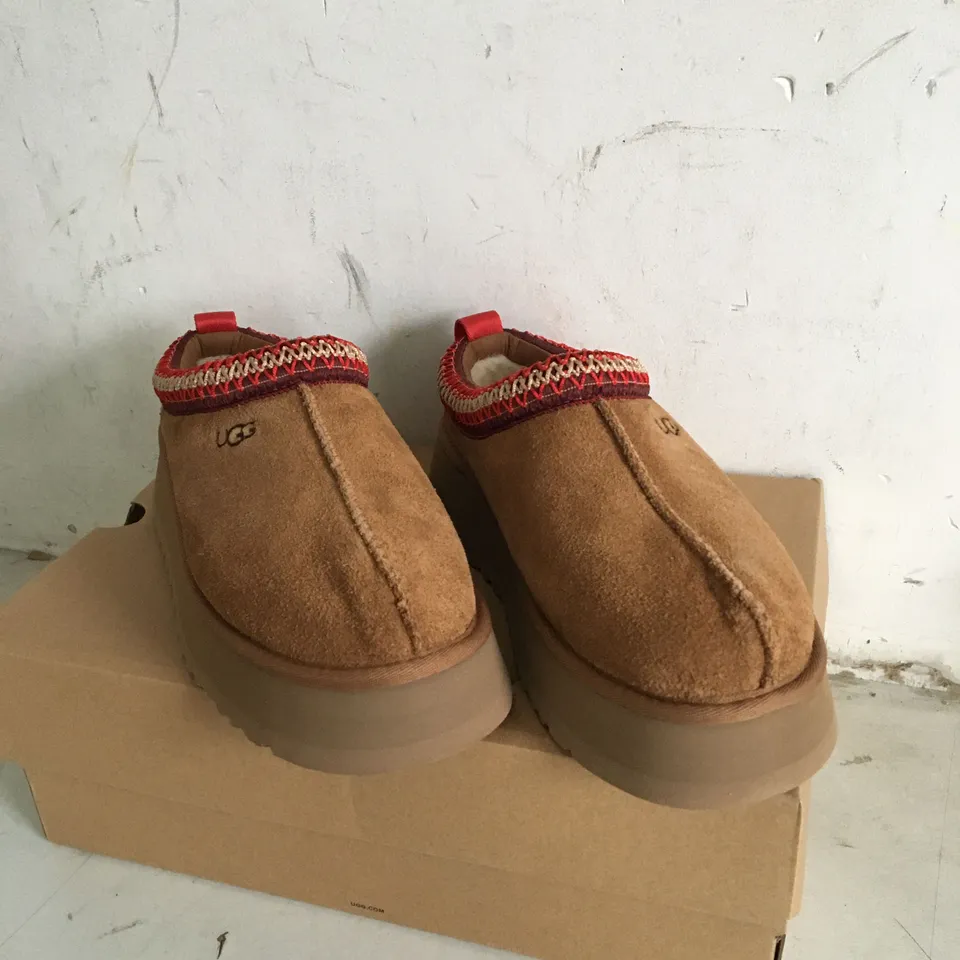 BOXED PAIR OF UK SIZE 6 UGG SLIP ON SHOES 