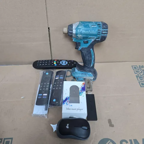 APPROXIMATELY 10 ASSORTED ELECTRICAL ITEMS TO INCLUDE MAKITA DRILL, MINI MUSIC PLAYER, AMAZON STICK, ETC