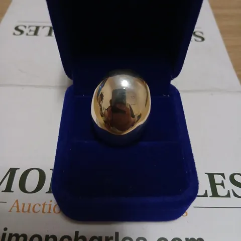 SILVER-COLOURED SIGNET RING 