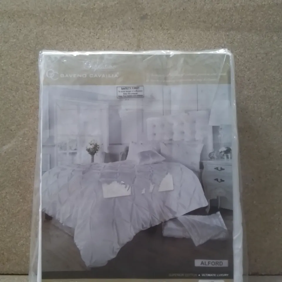 BRAND NEW GAVENO CAVAILIA KINGSIZE DUVET SET - ALFORD WHITE