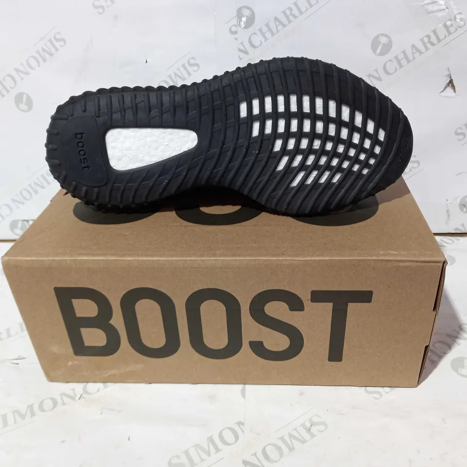 BOXED PAIR OF YEEZY BOOST 350 V2 SHOES IN GREY/BLACK UK SIZE 11