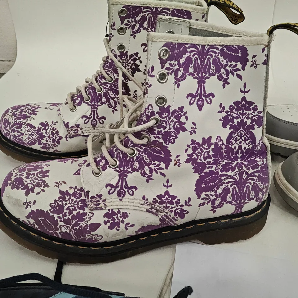 LOT OF 5 PAIRS OF DESIGNER FOOTWEAR TO INCLUDE DR MARTENS AND OFF WHITE - VARIOUS SIZES