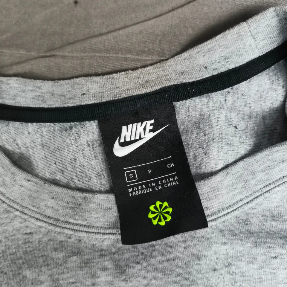 NIKE JUMPER IN GREY - SMALL