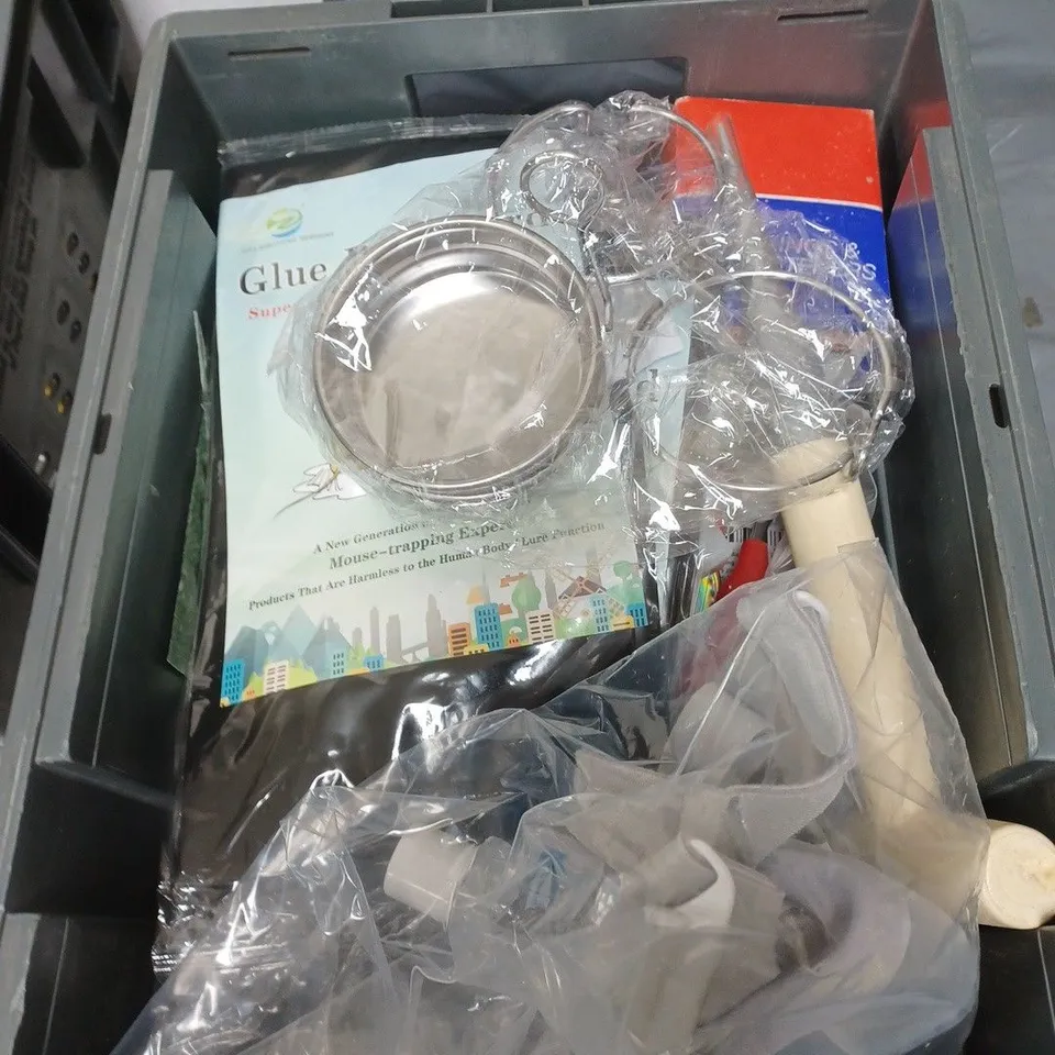 APPROXIMATELY 15 HOUSEHOLD ITEMS TO INCLUDE GLUE RAT BOARDS, STANLEY FATMAX SPIRIT LEVEL AND MULTI PURPOSE SCREWS