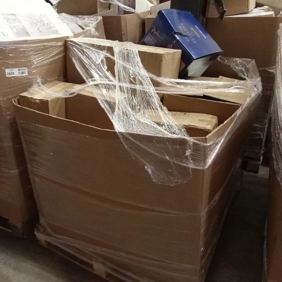 PALLET OF APPROXIMATELY 17 ASSORTED INDOOR LIGHTING PRODUCTS