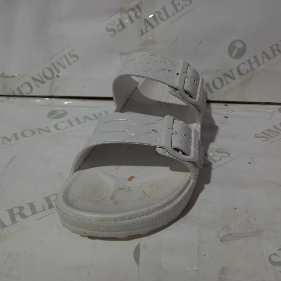 BOXED PAIR OF SKECHERS SANDALS IN WHITE UK SIZE 5