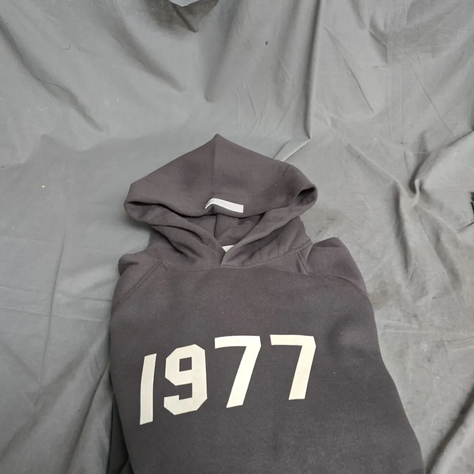 FEAR OF GOD ESSENTIALS HOODIE – 1977 PRINT, SIZE L, DARK GREY