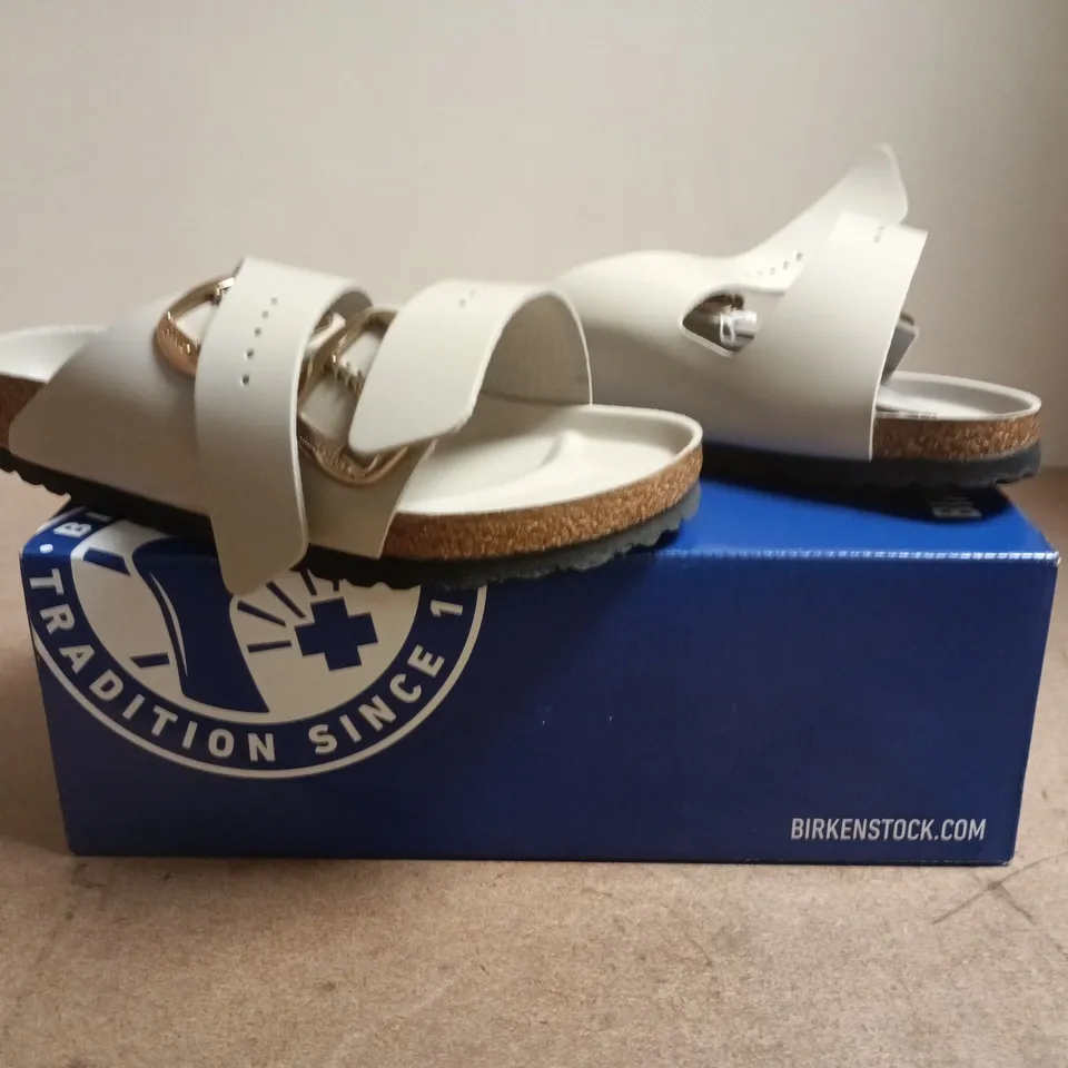 BOXED PAIR OF BIRKENSTOCK ARIZONA BIG BUCKLE OPEN TOE SANDALS IN HIGH-SHINE OYSTER SIZE UK 5