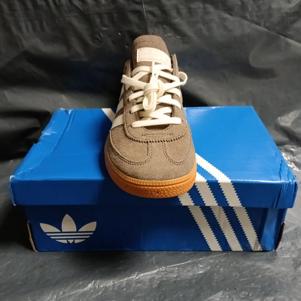 BOXED PAIR OF ADIDAS HANDBALL SPEZIAL SHOES IN TAUPE/CREAM SIZE UK 1.5