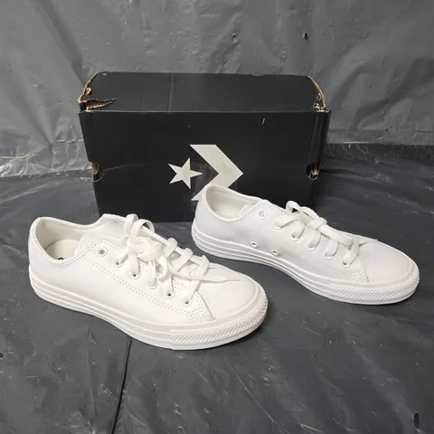 BOXED PAIR OF CONVERSE LEATHER OX TRAINER WHITE SIZE 6