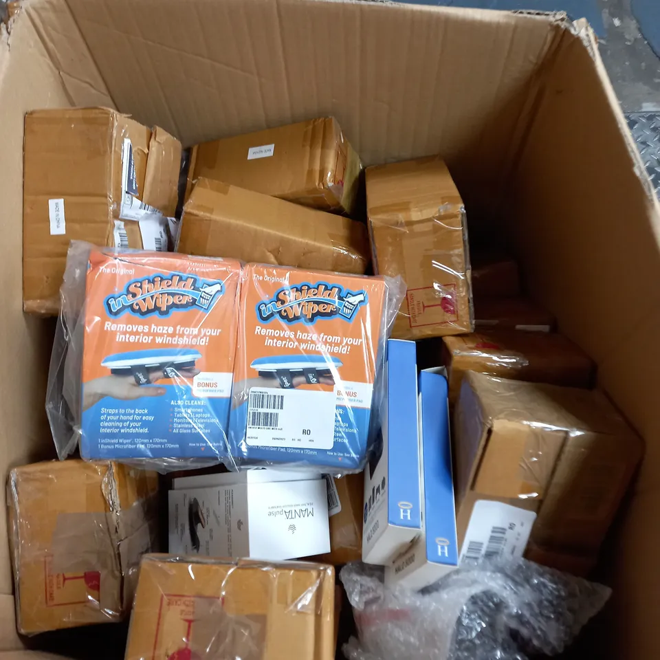 APPROXIMATELY 20 ASSORTED HOUSE HOLD ITEMS  TO INCLUDE CHARGING DOCKS, CLEANING SPONGES AND HAIR CARE / COLLECTION ONLY 