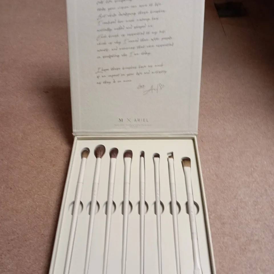 MX ARIEL SIGNATURE EYES 8-PIECE EYE BRUSH SET – BOXED