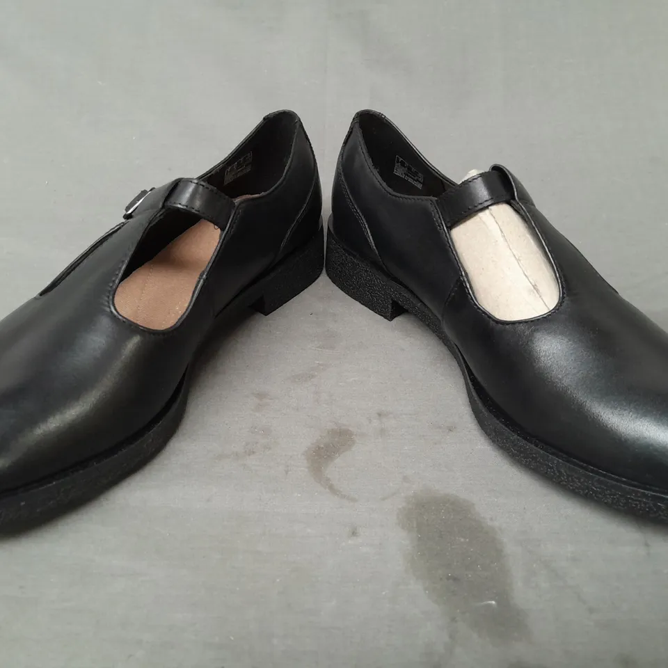 BOXED PAIR OF CLARKS GRIFFIN TOWN SHOES IN BLACK UK SIZE 7