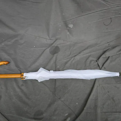 5 UNBRANDED UMBRELLAS IN WHITE