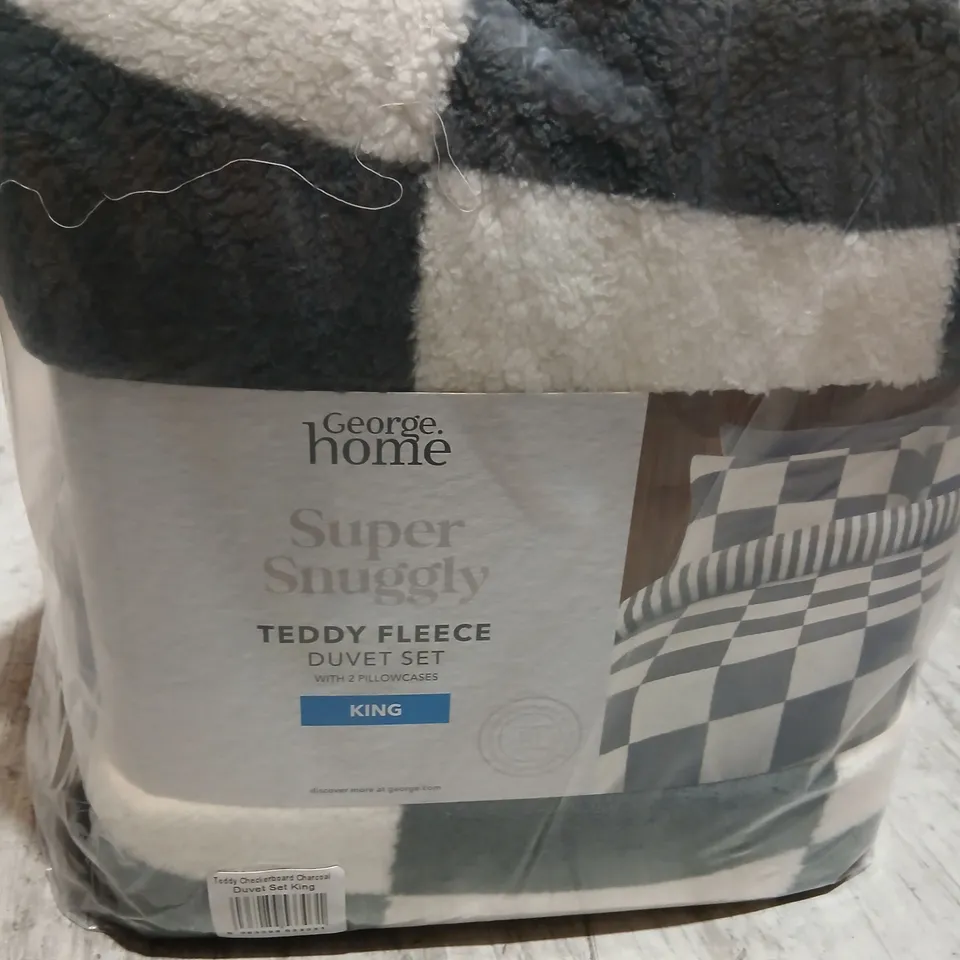 PALLET OF APPROXIMATELY 23 BRAND NEW HOME TEDDY FLEECE DUVET SET KING SIZE