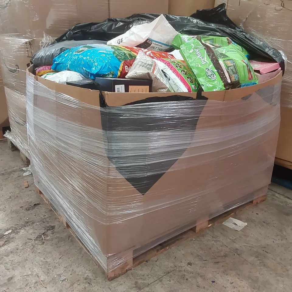 PALLET CONTAINING A LARGE ASSORTMENT OF GARDENING PRODUCTS AND OTHER ASSORTED GOODS INCLUDING: CHIPPED BARK, WESTLAND PERLITE, CHLORINE TABLETS, SODA CRYSTALS ECT
