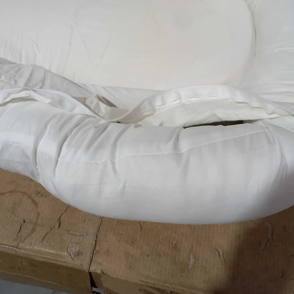 BOX OF 3 ITEMS TO INCLUDE FOAM SQUARE, CUSHION AND CUDDLE BABY CUSHION