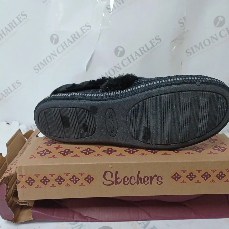 SKECHERS COZY SLIPPER BLACK - SIZE 6