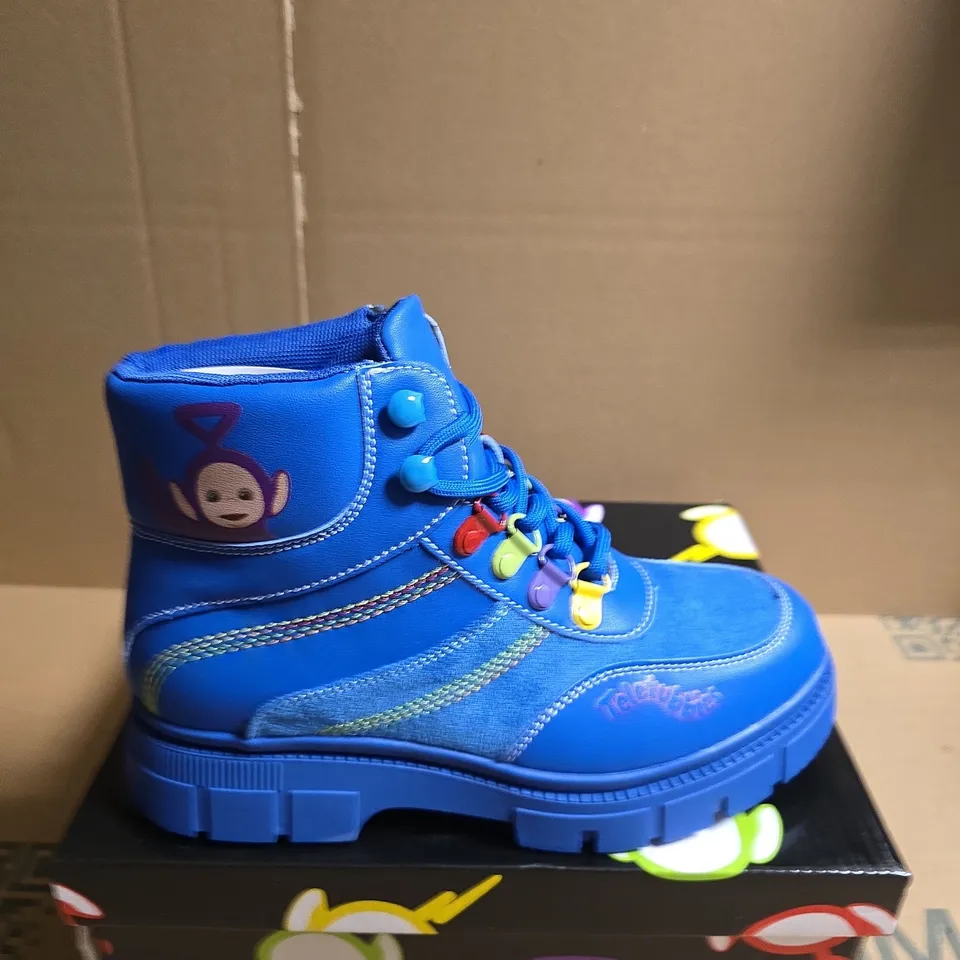 BOXED PAIR OF KOI HOME HILL TELETUBBIES KIDZ BOOTS - BLUE UK SIZE 3