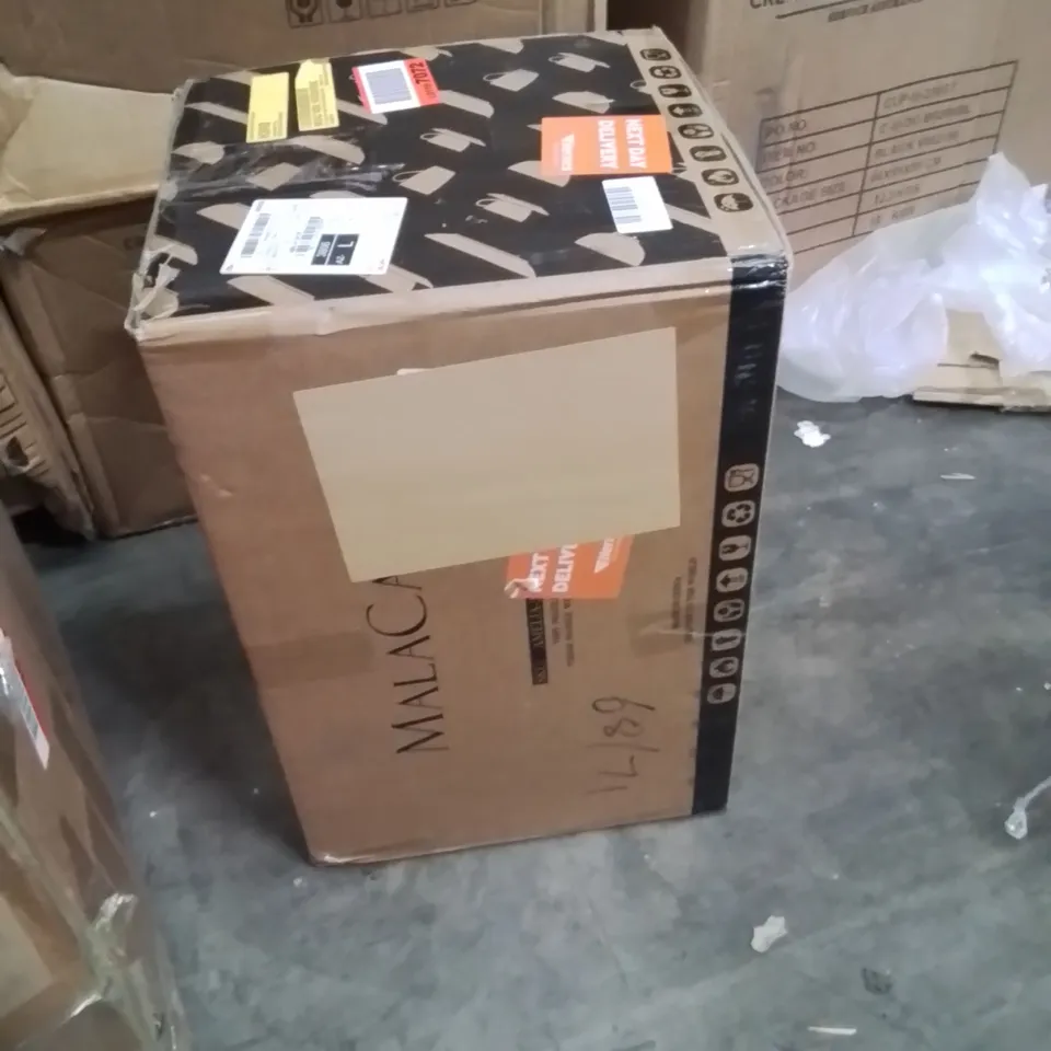 BOXED 24 PEICE PORCELAIN DINNERWARE SET
