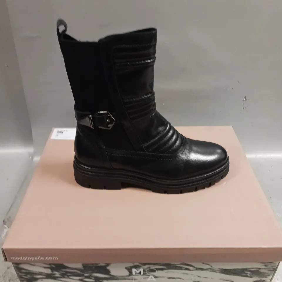 BOXED PAIR OF MODA IN PELLE RAELYN RIBBED CALF LENGTH BOOT - 6