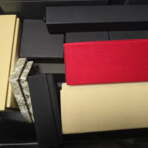 TOTE OF APPROXIMATELY 8 DESIGNER JEWELLERY BOXES IN VARIOUS SIZES & DESIGNS 