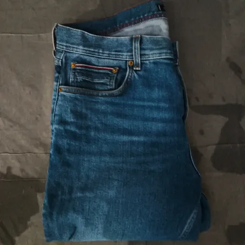 TOMMY HILFIGER DENTON STRETCH STRAIGHT FIT JEANS IN BLUE SIZE 33/32