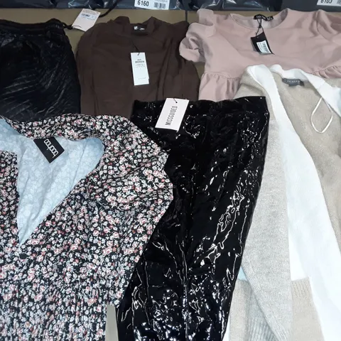 LARGE QUANTITY OF ASSORTED CLOTHING ITEMS TO INCLUDE MISSGUIDED, BOOHOO AND JDY