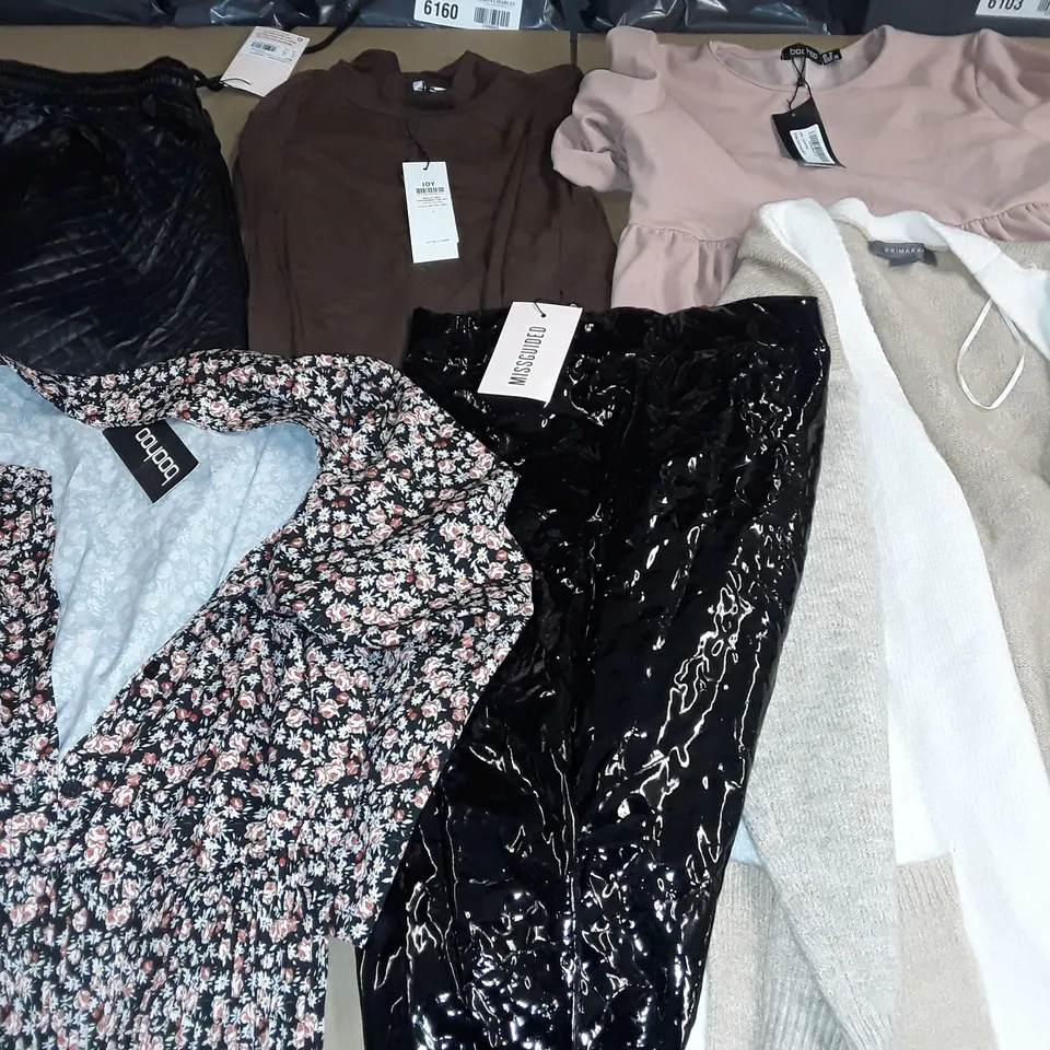 LARGE QUANTITY OF ASSORTED CLOTHING ITEMS TO INCLUDE MISSGUIDED, BOOHOO AND JDY
