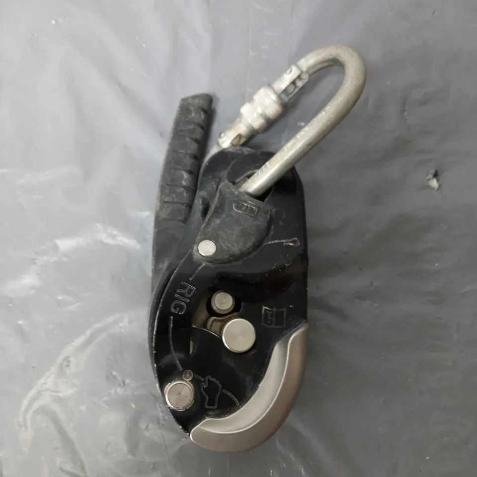 PETZL ADULT DESCENDER 