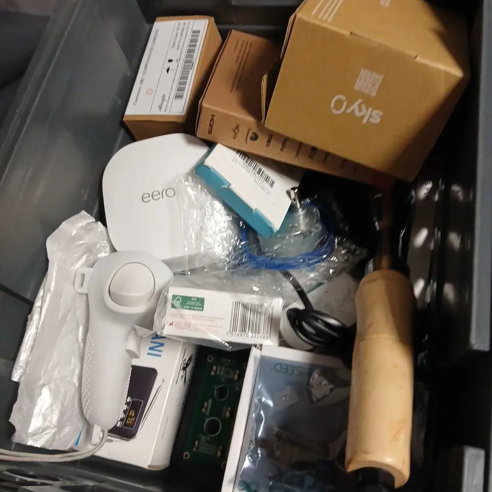 BOX OF ASSORTED ITEMS INCLUDING RAPOO HD WEBCAM XW170; EERO MESH WI-FI DEVICE; SWITCH & SOCKET – BSEED ELECTRONICS LOT