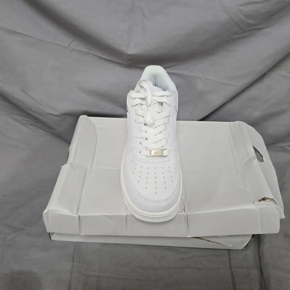 BOXED PAIR OF NIKE WOMENS AIR FORCE 1 07 IN WHITE - UK 4