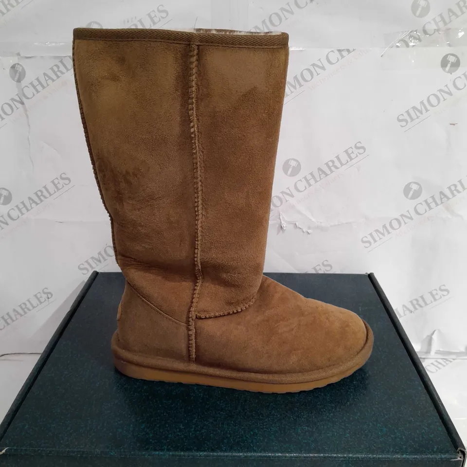 BOXED PAIR OF EMU AUSTRALIA WATER RESISTANT BOOTS CHESTNUT - SIZE 4