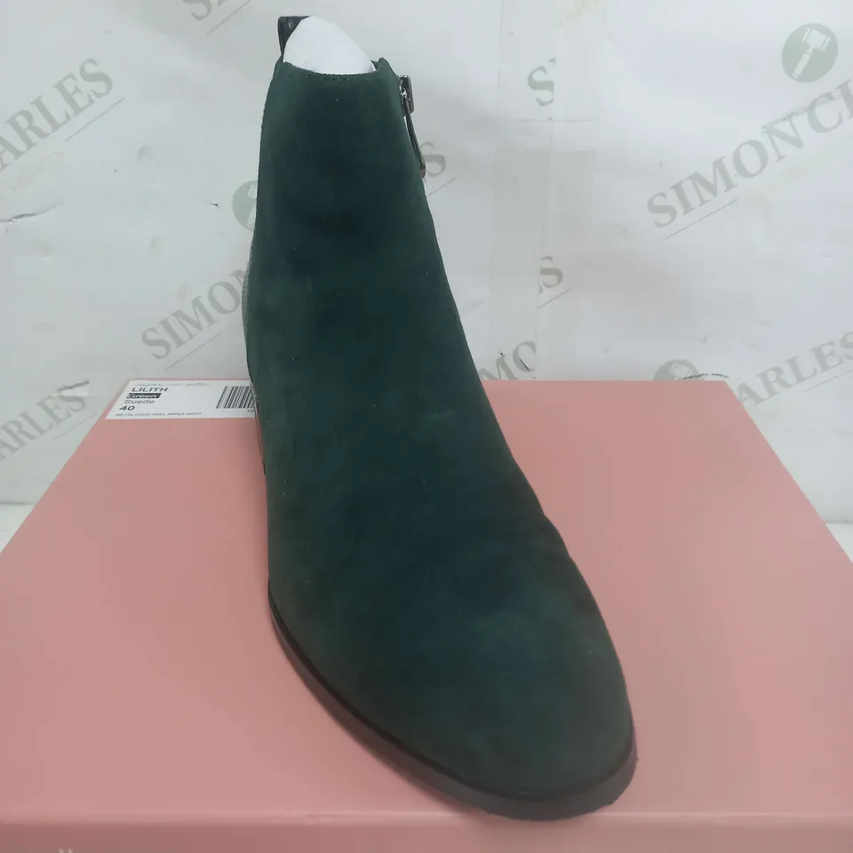 BOXED PAIR OF MODA IN PELLE LILITH ANKLE BOOTS FOREST GREEN SUEDE SIZE 7
