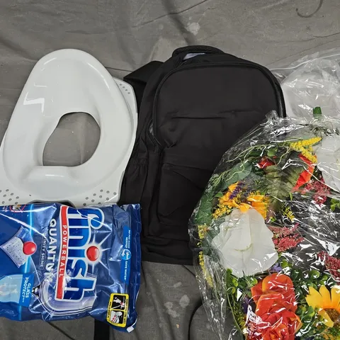 APPROXIMATELY 25 ASSORTED HOUSEHOLD PRODUCTS TO INCLUDE TROPICAL WREATH, RUGSACK, FINISH POWERBALL QUANTUM, ETC - COLLECTION ONLY