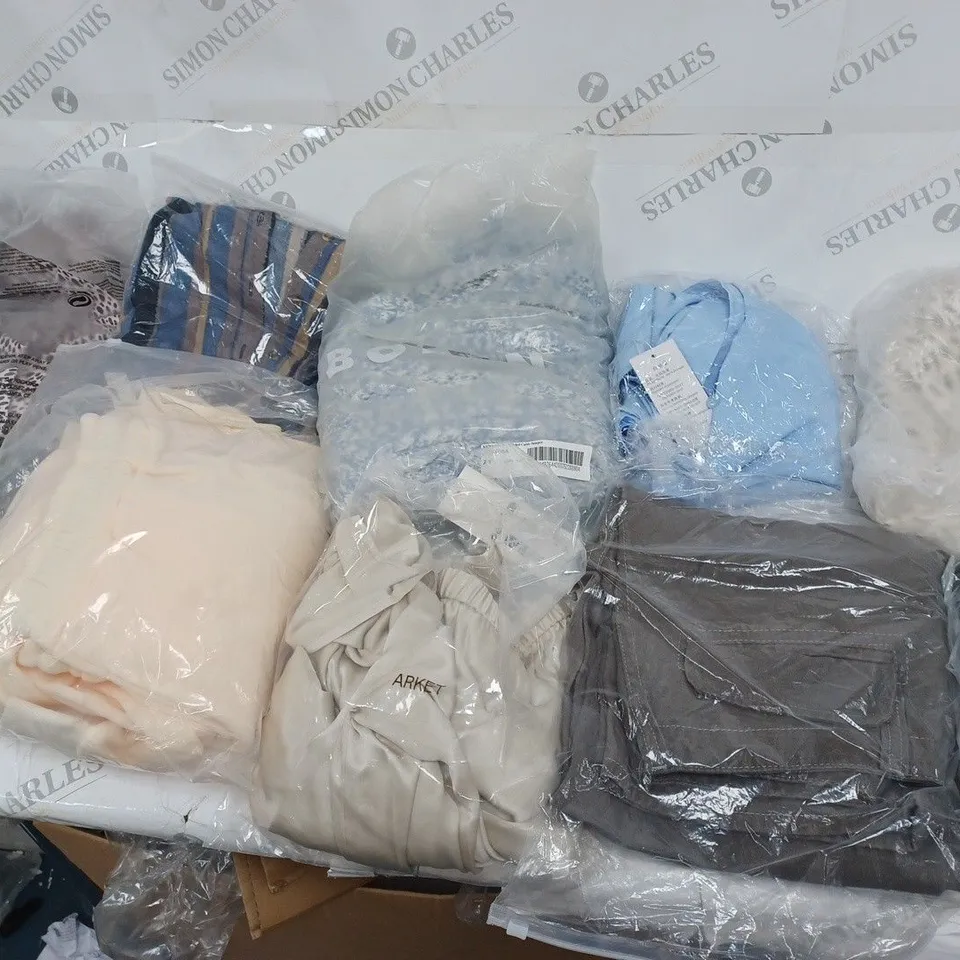 LARGE BOX OF APPROXIMATELY 40 BAGGED CLOTHING ITEMS TO INCLUDE: BODEN, ARKET & H&M IN VARIOUS COLOURS & SIZES 