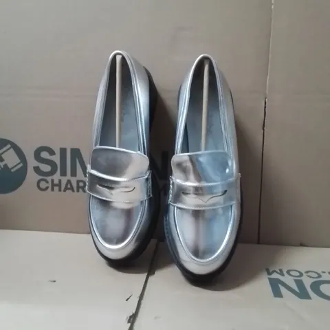 BOXED BRAND NEW APPROXIMATELY 5 SIMPLY BE DALLAS WIDE SHOES SIZE 7 SILVER