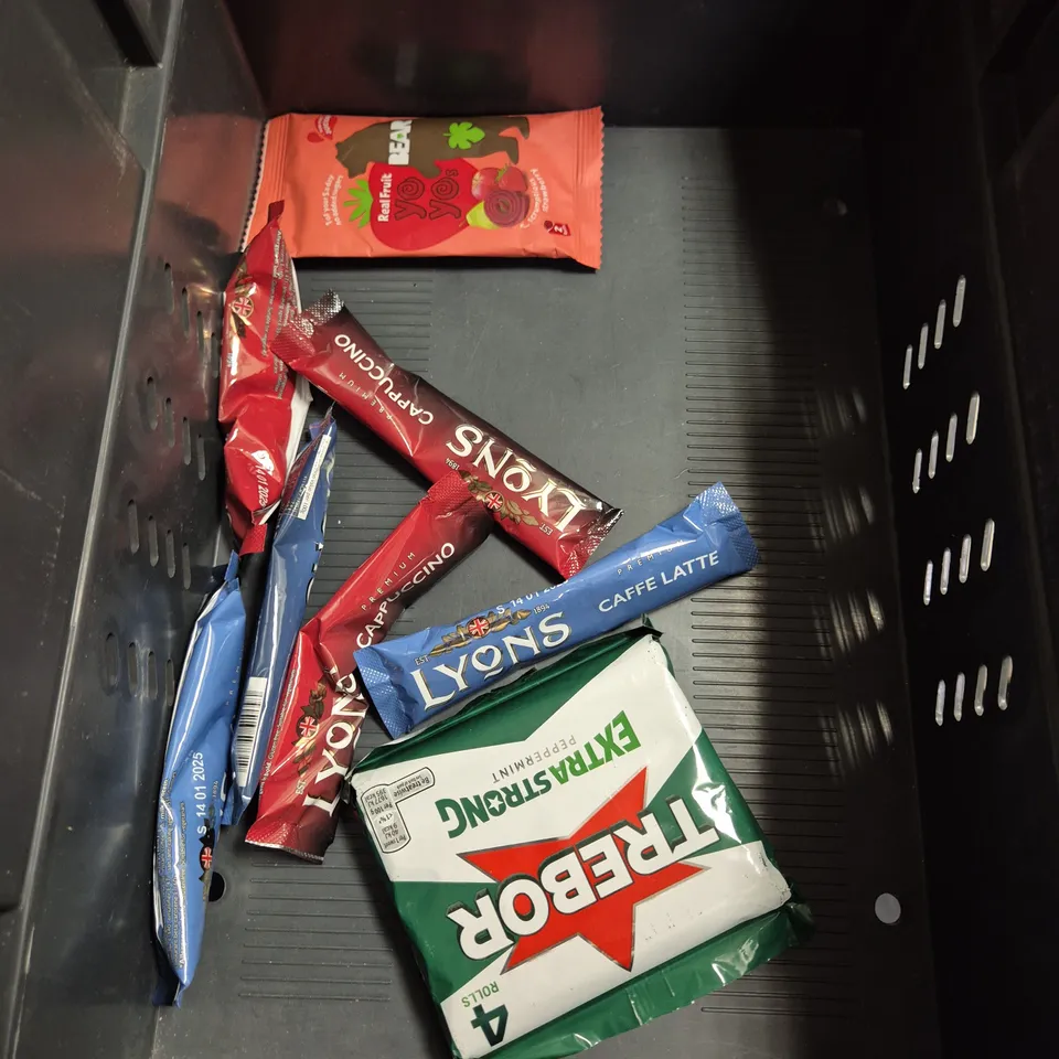 APPROXIMATELY 15 ASSORTED FOOD AND DRINK PRODUCTS TO INCLUDE - BULDAK HOT CHICKEN CARBONARA RAMEN - CANDY KITTENS ETON MESS - TONY'S CHOCOLONELY - ETC