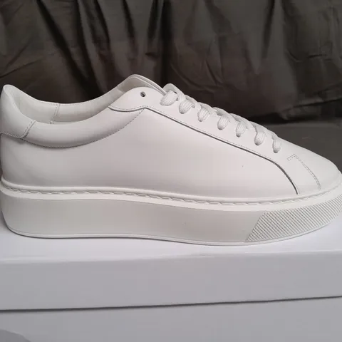 BOXED PAIR OF ARNE ESSENTIAL WHITE LEATHER TRAINERS SIZE UK 9